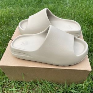 Yeezy slide pure- size 9